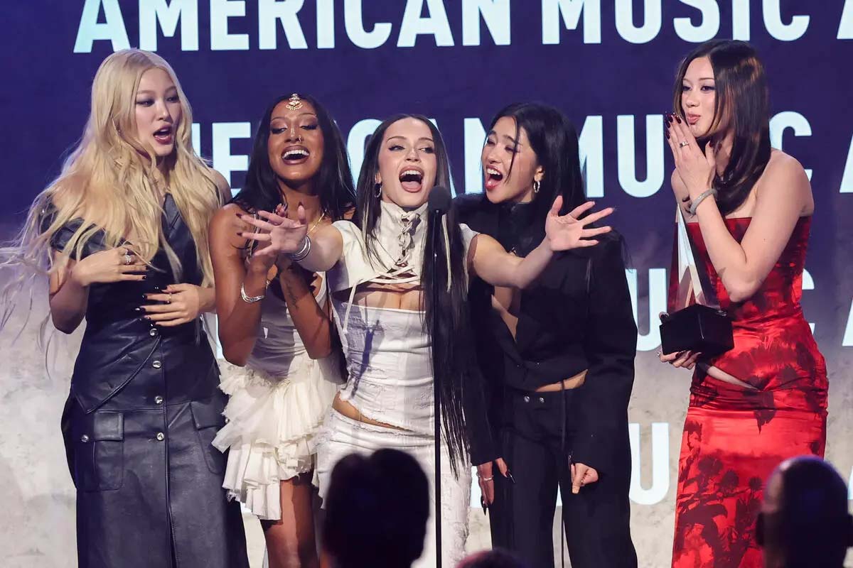 Yoonchae, Lara Raj, Janice Joostema, Sophia Laforteza, dan Megan Skiendiel dari KATSEYE menerima penghargaan New Artist of the Year (Artis Pendatang Baru Terbaik) di atas panggung dalam ajang American Music Awards ke-52 yang digelar di MGM Grand Garden Arena pada 25 Mei 2026 di Las Vegas, Nevada.
